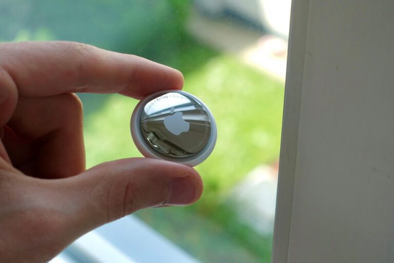 What Batteries Do Airtags Use?